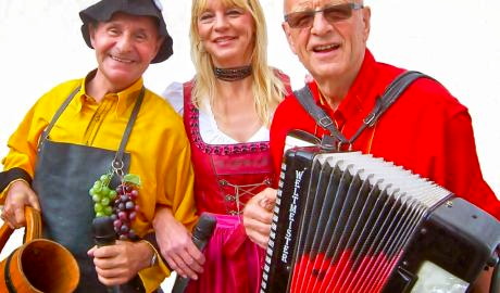 Urlaub Deutschland Reisen - „Sag Dankeschön mit roten Rosen“ mit dem „Original Saaletaler Trio“ in Dittmannsdorf