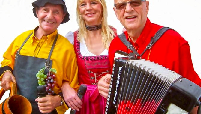 Urlaub Deutschland Reisen - „Sag Dankeschön mit roten Rosen“ mit dem „Original Saaletaler Trio“ in Dittmannsdorf