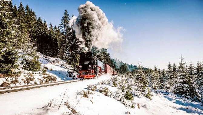 Urlaub Deutschland Reisen - Mit Volldampf durch den Winterwald „Dampfross“-Lichterfahrt
