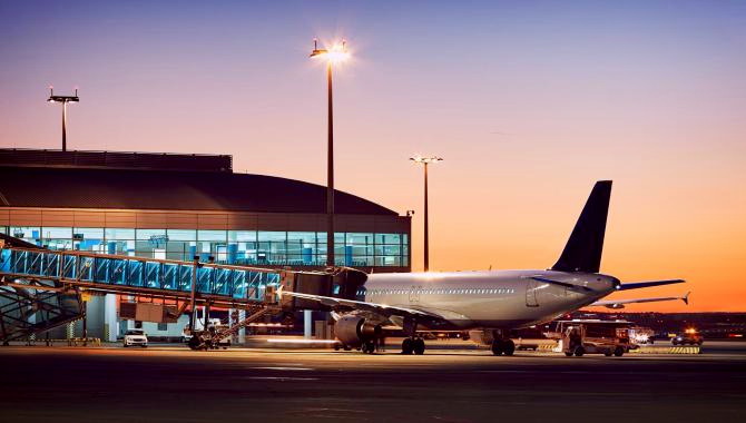 Urlaub Deutschland Reisen - Nachts auf dem Flughafen Leipzig